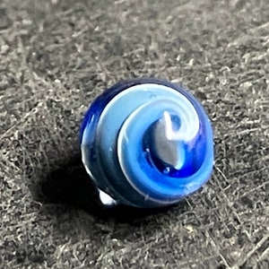 Limited Edition Signature Ribbon TERP Pearl 4 mm konstglasmarmorpärla. De är väldigt små och jag gör dem med en ficklampa och en trälinjal.