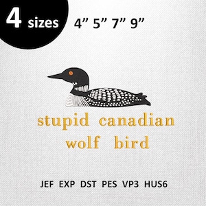 Pode incluir: Um desenho bordado de um pássaro preto e branco com um olho laranja, com o texto "stupid canadian wolf bird". Disponível em 4 tamanhos: 10 cm, 13 cm, 18 cm e 23 cm.