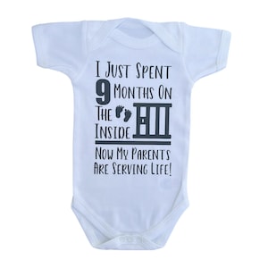 Acabo de pasar 9 meses adentro, ahora mis padres están cumpliendo cadena perpetua. Body de bebé blanco, pelele divertido, mono, chaleco, mameluco, regalo.