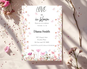 以下が含まれることがあります： 「Love is in bloom」のテキストが入ったフローラルのウェディング招待状。招待状は、ピンクと紫の花、蝶、新婦の名前であるダイアナ・スミスをあしらった繊細なデザインです。イベントの詳細が含まれています。