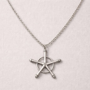 Collar con cruz de arquero de anime / Amuleto de cosplay de plata / Colgante con símbolo espiritual / Joyería de aleación de zinc / Regalo inspirado en el anime