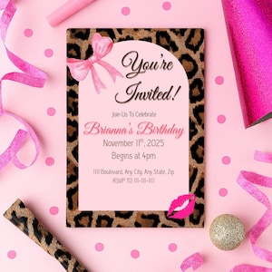 Könnte beinhalten: Eine rosa Geburtstagseinladung mit Leopardenmuster und dem Text "You're Invited!". Die Einladung enthält Details für Briannas Geburtstag am 11. November 2025 um 16:00 Uhr. Rosa Partydekorationen umgeben die Einladung.