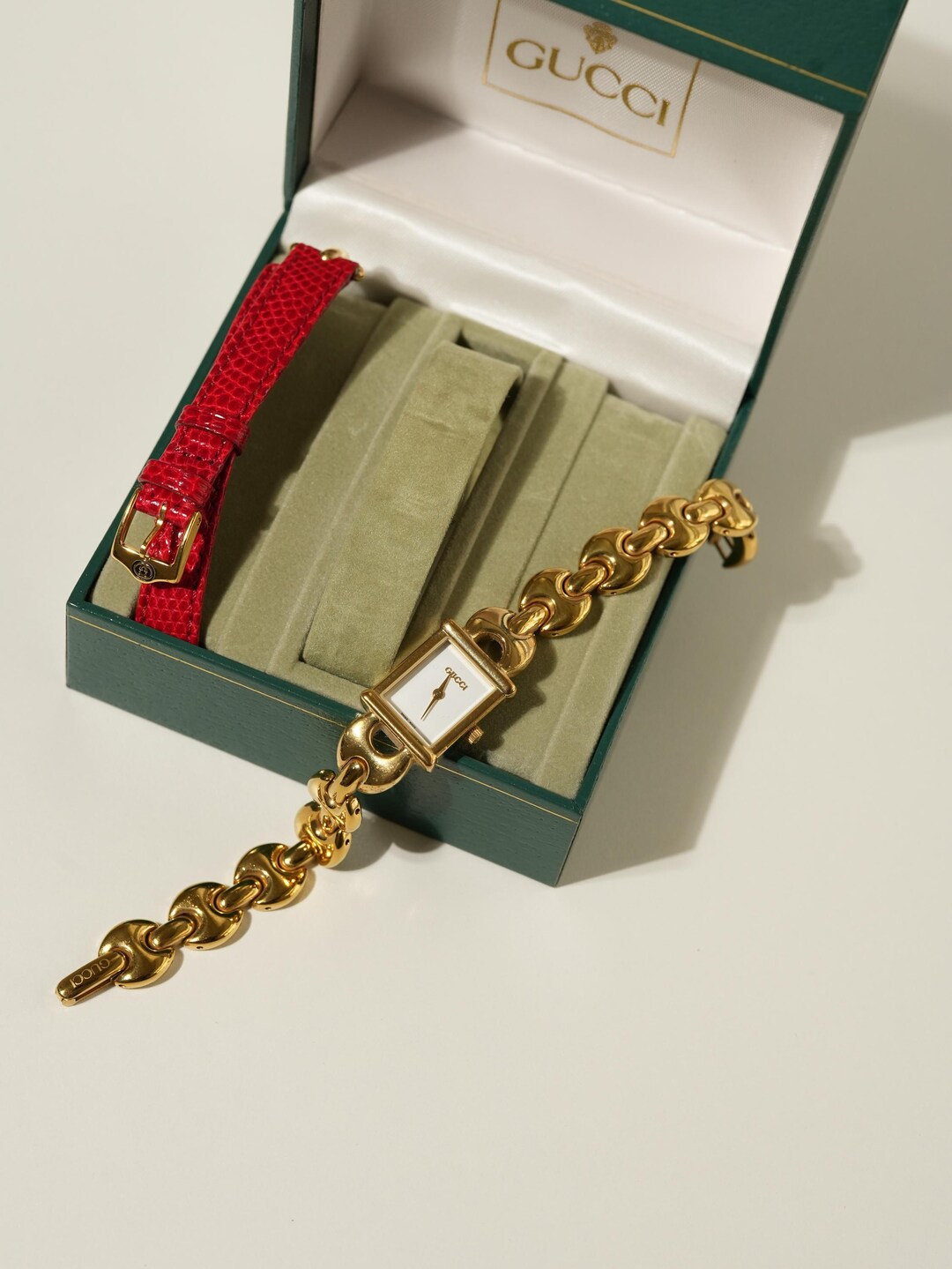 GUCCI 1600 電池新品　ゴールド 腕時計 チェーンリンクデザイン il_1080xN.7489107100_k4sj.jpg