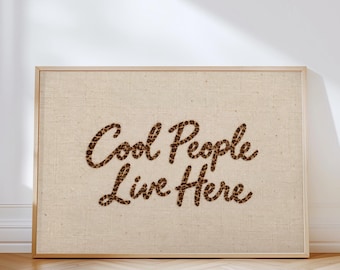 Affiche imprimable effet broderie léopard « Ici vivent des gens cool »