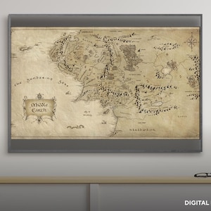 Può includere: Una mappa incorniciata della Terra di Mezzo, con illustrazioni geografiche dettagliate in tonalità seppia. La mappa include testo come "The Sundering Seas" e "Middle Earth". La cornice è di colore grigio scuro. Le parole "DIGITAL DOWNLOAD" sono in basso.