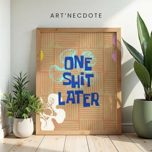 Puede incluir: Una lámina de arte enmarcada con un fondo de cuadros beige y naranja con patrones de líneas verticales. El texto ONE SHIT LATER está impreso en letras azules en negrita en el centro, superpuesto a formas de flores abstractas azul claro y blancas.