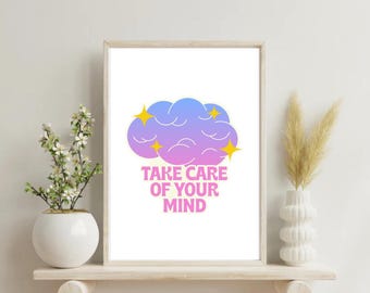 Può includere: Una stampa incorniciata con la scritta "TAKE CARE OF YOUR MIND" in rosa. L'opera presenta una nuvola nelle tonalità del blu e del viola con accenti di stelle gialle. La stampa è esposta su una mensola di legno con vasi decorativi.