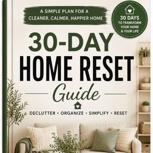Könnte beinhalten: Ein Buchcover mit dem Titel 30-DAY HOME RESET Guide und dem Untertitel A SIMPLE PLAN FOR A CLEANER, CALMER, HAPPIER HOME. Es enthält ein kreisförmiges Abzeichen mit der Aufschrift 30 DAYS TO TRANSFORM YOUR HOME & YOUR LIFE sowie die Wörter DECLUTTER, ORGANIZE, SIMPLIFY, RESET.