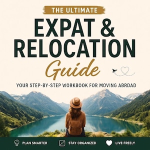Könnte beinhalten: Ein Arbeitsbuch mit dem Titel THE ULTIMATE EXPAT & RELOCATION GUIDE YOUR STEP-BY-STEP WORKBOOK FOR MOVING ABRDAD und einem Titelbild einer Person mit Hut und Rucksack vor einem See und Bergen. Der untere Text lautet PLAN SMARTER, STAY ORGANIZED, LIVE FREELY.