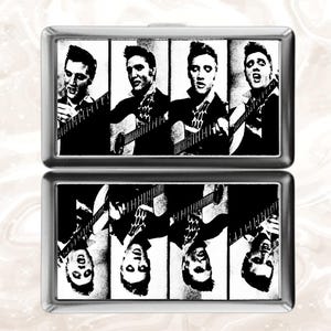 Puede incluir: Un estuche de cigarrillos plateado con un collage en blanco y negro de Elvis Presley tocando la guitarra. La imagen está dividida en ocho paneles, cuatro arriba y cuatro abajo, mostrando a Elvis en diferentes poses.