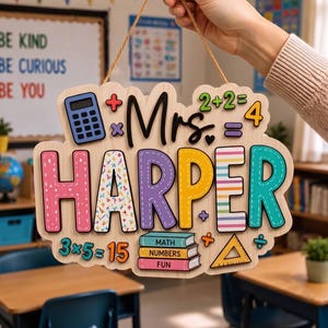Puede incluir: Un letrero de madera para el aula con el nombre Mrs. Harper en letras grandes, coloridas y estampadas. El letrero incluye ilustraciones de una calculadora, ecuaciones matemáticas, una pila de libros y un triángulo, suspendido por una cuerda.