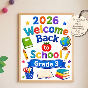 以下が含まれることがあります： 2026 Welcome Back to School Grade 3というカラフルな文字が書かれた長方形の看板。緑色の本、赤いリンゴ、地球儀、クレヨン、ハサミ、ペン立て、積み重ねられた本のイラストが描かれています。