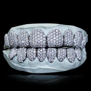 Hip Hop Blink Iced Out Round Moissanite Grillz | Custom Teeth Grillz | D Color VVS Moissanite | Bling Jewelry for Men & Women