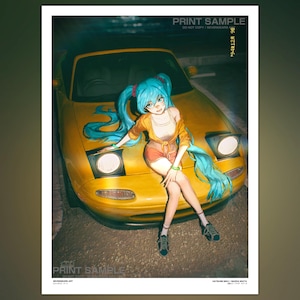 Könnte beinhalten: Kunstdruck mit einem gelben Mazda Miata Sportwagen und einer Cartoonfigur mit türkisfarbenem Haar. Der Druck enthält den Text "PRINT SAMPLE" und "DO NOT COPY / SEVENGEARS".