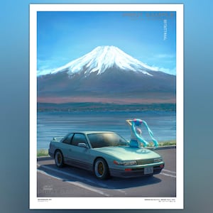 Könnte beinhalten: Ein Druck mit einem hellblauen Nissan Silvia S13 vor dem Berg Fuji. Eine Figur mit langen, hellblauen Haaren lehnt sich an das Auto. Der Druck hat den Text "PRINT SAMPLE" und "REVENGEANCE ART".