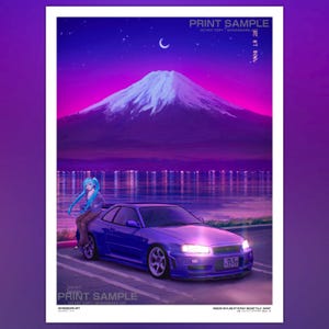 Könnte beinhalten: Ein Druck mit einem lila Nissan Skyline GT-R R34 vor einem See und dem Berg Fuji bei Nacht. Der Druck hat den Text "PRINT SAMPLE" und "DO NOT COPY". Der Himmel ist ein Farbverlauf von Pink und Lila.