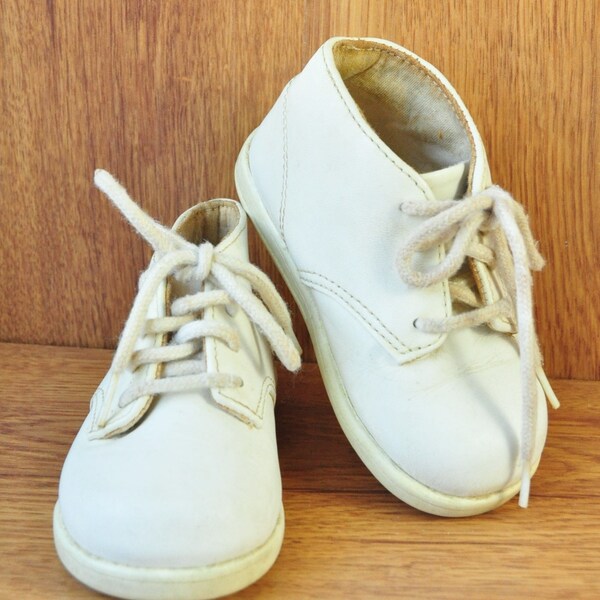 Vintage Baby Shoes White Traditional Toddler Bootie Shoes Hanes Soft Fit Leather Upper Lace Up Doll Clothes Display Decor Kids craft