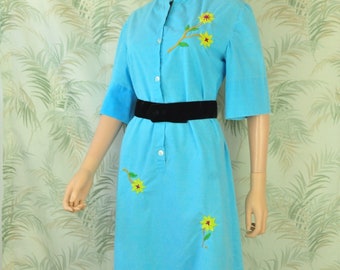 Vintage Womens Shirt Dress Mod Shift/House Dress 60's Daywear Blue w/Embroidered Flowers Button Front 1 Pocket Medium Large Caribee Costume