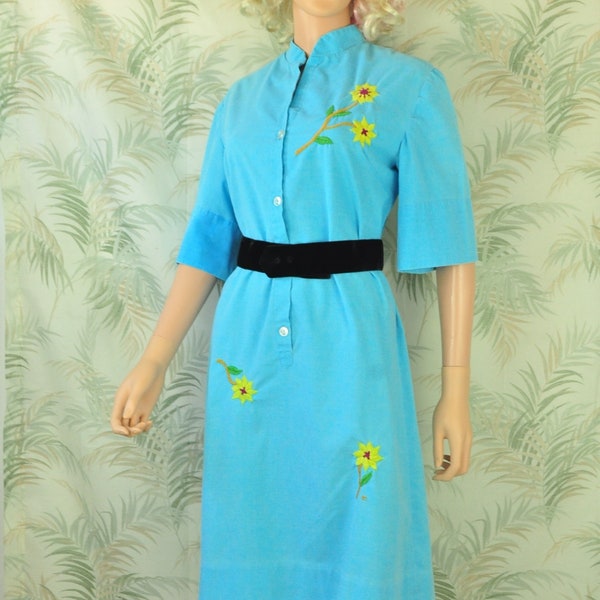 Vintage Womens Shirt Dress Mod Shift/House Dress 60's Daywear Blue w/Embroidered Flowers Button Front 1 Pocket Medium Large Caribee Costume