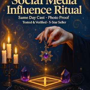 Op de afbeelding: Afbeelding met de tekst "Social Media Influence Ritual". Een hand houdt een stervormige hanger met een paarse edelsteen vast. De scène omvat brandende kaarsen, kristallen en een decoratieve doos, alles tegen een donkerblauwe achtergrond.