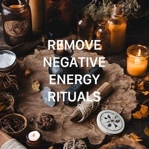 Peut inclure: Composition d'objets rituels, dont des bougies, des bocaux et des fagots, avec le texte "REMOVE NEGATIVE ENERGY RITUALS" et "5 Star Experience". Les objets sont disposés sur une surface texturée avec des feuilles séchées.