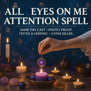 Może przedstawiać: Obraz z tekstem "ALL EYES ON ME ATTENTION SPELL". Scena zawiera zapalone świece, dłoń trzymającą wisiorek i różne mistyczne przedmioty. Paleta kolorów jest ciemna z fioletowymi i złotymi akcentami, tworząc magiczną atmosferę.