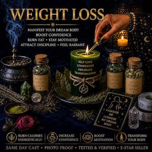 Pode incluir: Uma vela pilar verde-escura com um pingente de pentagrama, rodeada por frascos de vidro contendo ervas, rotulados com palavras como FAT BURN e MOTIVATION. Um cartão preto diz I CHOOSE ME, I CHOOSE MY DREAM BODY. Uma fita métrica é visível.