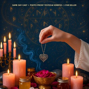 Puede incluir: Un collar con colgante de corazón dorado se muestra sobre un fondo azul oscuro con el texto "MAKE HER WANT YOUR PRESENCE". La imagen incluye velas encendidas, una rosa y frascos de líquido, creando un tema místico.