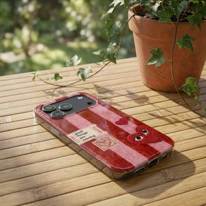 Funda para teléfono con rayas y parche de corazón / Diseño de boleto coqueto rojo y rosa