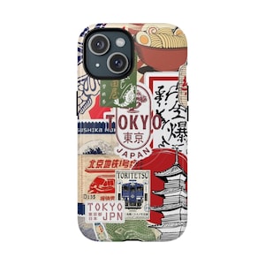 Puede incluir: Una funda de teléfono con un collage de imágenes japonesas. El diseño incluye ramen, una pagoda, un tren y la palabra "TOKYO" en varias fuentes. La funda tiene un acabado brillante y un recorte para la cámara.