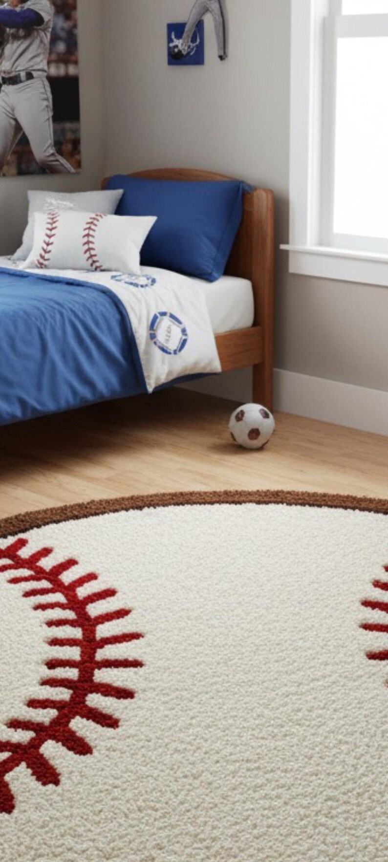 Puede incluir: Una alfombra circular con una superficie blanca texturizada, patrones de costuras de b&eacute;isbol en rojo y un borde marr&oacute;n. La alfombra est&aacute; dise&ntilde;ada para parecerse a una pelota de b&eacute;isbol, sirviendo como revestimiento tem&aacute;tico para el suelo.