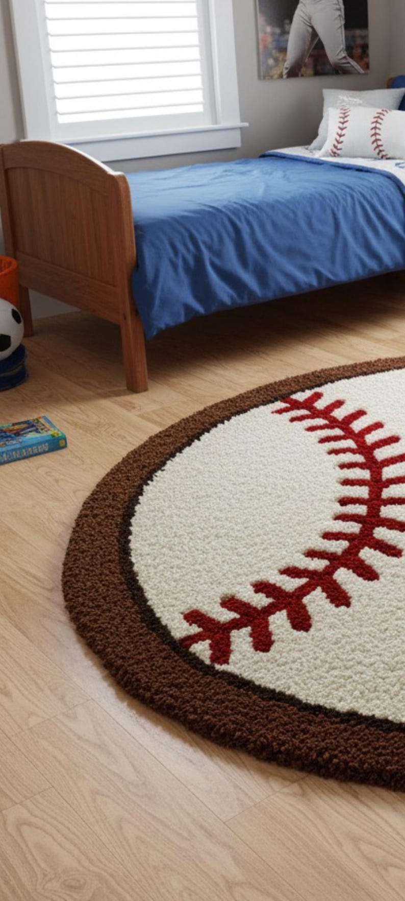 Puede incluir: Una alfombra redonda y texturizada dise&ntilde;ada con la apariencia de una pelota de b&eacute;isbol, con un centro color crema, un borde marr&oacute;n oscuro y detalles de costuras rojas. La alfombra tiene una construcci&oacute;n de pelo grueso sobre suelo de madera.