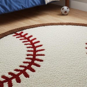 Puede incluir: Una alfombra redonda con dise&ntilde;o de pelota de b&eacute;isbol, con un centro color crema, costuras rojas y un borde marr&oacute;n oscuro. La alfombra tiene una superficie texturizada de pelo tufted que imita la apariencia de una pelota de b&eacute;isbol a gran escala.