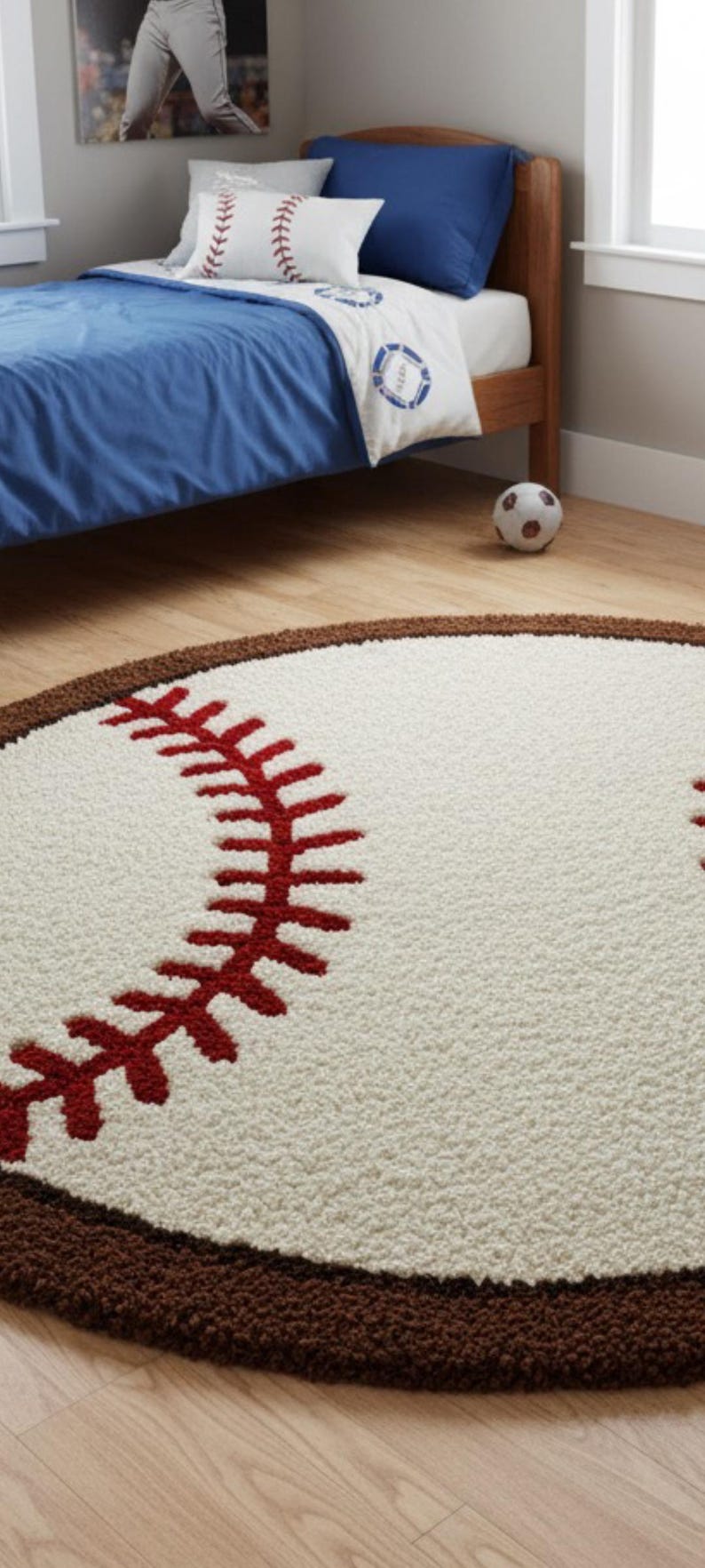 Puede incluir: Una alfombra redonda con dise&ntilde;o de pelota de b&eacute;isbol, con un centro color crema, costuras rojas y un borde marr&oacute;n oscuro. La alfombra tiene una superficie texturizada de pelo tufted que imita la apariencia de una pelota de b&eacute;isbol a gran escala.