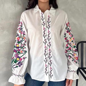 Women&#39;s White Cotton Shirt with Floral Embroidery – Vintage Boho Style