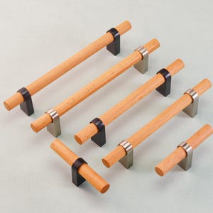 Puede incluir: Un juego de tres tazas de cerámica con un acabado mate moteado. Las tazas son de color crema, gris claro y gris oscuro. Cada taza tiene un diseño simple y minimalista y un asa redondeada.