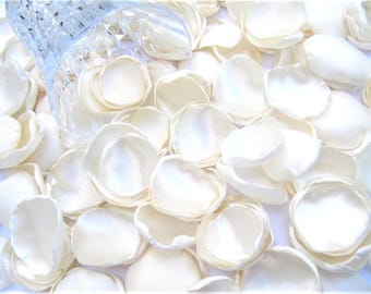 Petali di rosa in raso avorio – Petali in tessuto per matrimoni, cestini per damigelle e decorazioni per la tavola.