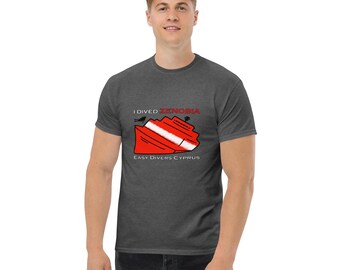 Puede incluir: Una camiseta de manga corta en color gris jaspeado oscuro con un gráfico de un barco rojo y blanco y el texto I DIVED ZENOBIA y EASY DIVERS CYPRUS impreso en letras negras y rojas en el centro de la parte frontal del pecho.