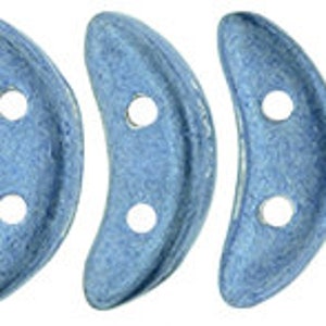 Peut inclure: Cinq perles en verre en forme de croissant de lune bleu clair avec deux trous chacune.