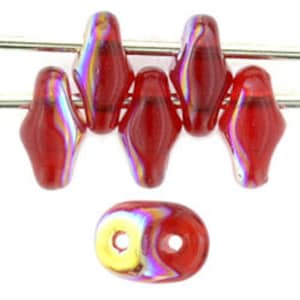 Peut inclure: Perles en verre rouge irisé de forme larme facettées. Les perles ont une légère teinte jaune.