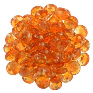 Puede incluir: Un montón de cuentas de vidrio naranja con motas doradas. Las cuentas son redondas y tienen un acabado liso y brillante.