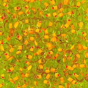 Puede incluir: Una imagen de primer plano de una gran cantidad de pequeñas cuentas de vidrio redondas, transparentes y verdes, con una pequeña cuenta naranja opaca en el centro de cada una. Las cuentas están dispuestas en un patrón aleatorio.