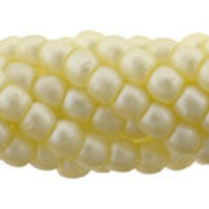 Peut inclure: Un brin de petites perles rondes de couleur crème. Les perles ont une forme légèrement irrégulière et une finition mate.