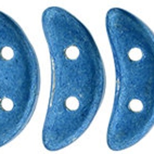 Peut inclure: Cinq perles de forme demi-lune bleues avec deux trous chacune. Les perles ont une surface texturée et un aspect métallique.