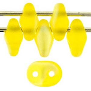 Puede incluir: Primer plano de cuentas de vidrio amarillas con un acabado ligeramente iridiscente. Las cuentas tienen forma de lágrima alargada con un borde redondeado. Las cuentas están enhebradas en un alambre plateado.