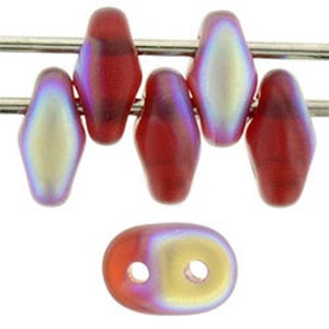 Peut inclure: Perles en verre rouge irisées de forme diamant. Les perles ont un léger reflet doré.