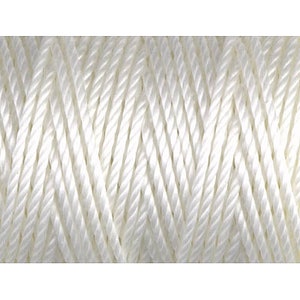 以下が含まれることがあります： 白くねじれた綿糸のクローズアップ。