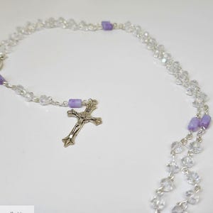 Wunderbare Medaille Rosenkranz - Klare Kristallperlen mit violetten Akzenten - Katholischer Rosenkranz - Erstkommunionsgeschenk - Road to Rome Rosenkranz