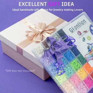 Puede incluir: Un kit para hacer joyas con una variedad de cuentas de colores en un organizador de pl&aacute;stico transparente. El kit se presenta con una cinta morada y una caja de regalo con una cinta rosa. El texto de la imagen dice "EXCELLENT GIFT IDEA".
