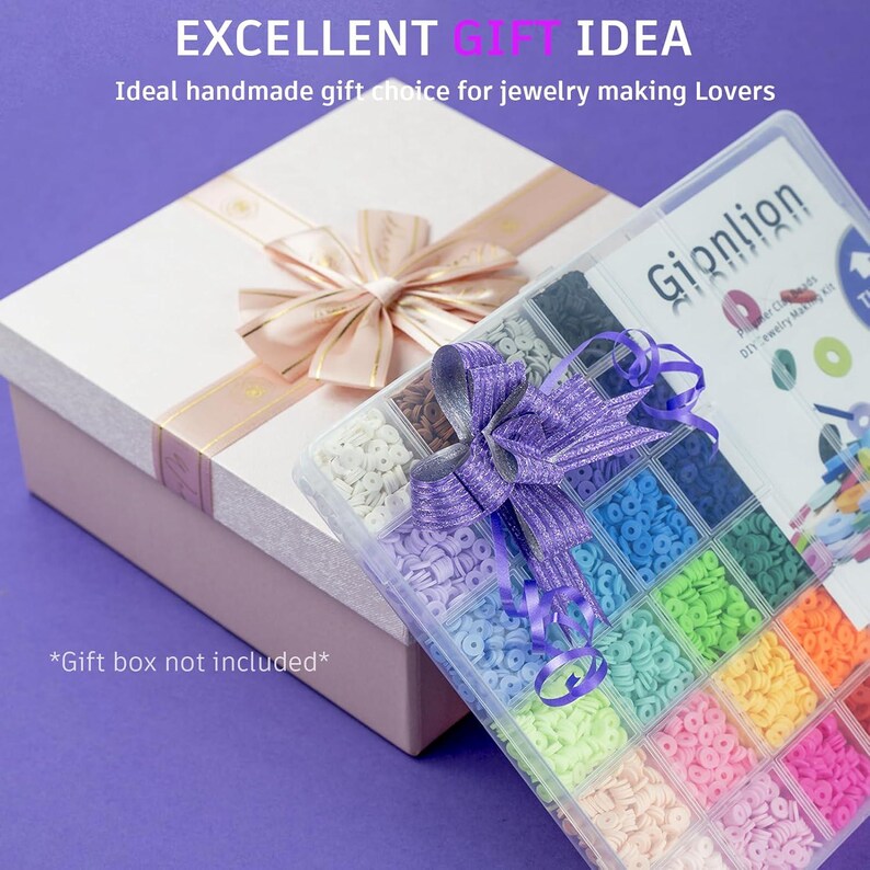 Puede incluir: Un kit para hacer joyas con una variedad de cuentas de colores en un organizador de pl&aacute;stico transparente. El kit se presenta con una cinta morada y una caja de regalo con una cinta rosa. El texto de la imagen dice "EXCELLENT GIFT IDEA".